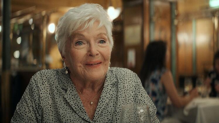 Die 92-jährige Madeleine Keller (Line Renaud) macht trotz ihres hohen Alters noch einen lebendigen Eindruck.