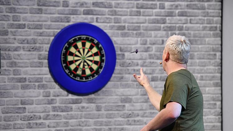 An der Dart-Scheibe traten das Promi-Trio gegen "Wunderkind" Jayden Walker an.