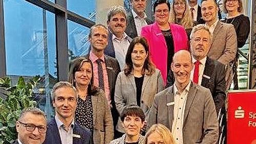 Die Ehrung der Dienstjubilare und Verabschiedung der Pensionisten durch den Vorstand Harald Reinsch (Mitte rechte Reihe) und Christian Rinker (dahinter).