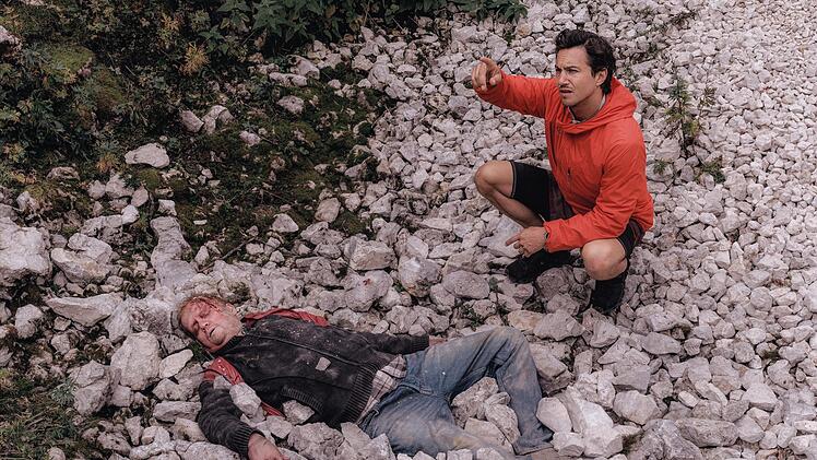 Jonas Becker (Tim Oliver Schultz, rechts) versucht zu verstehen, was dem Toten zugesto&szlig;en sein k&ouml;nnte.