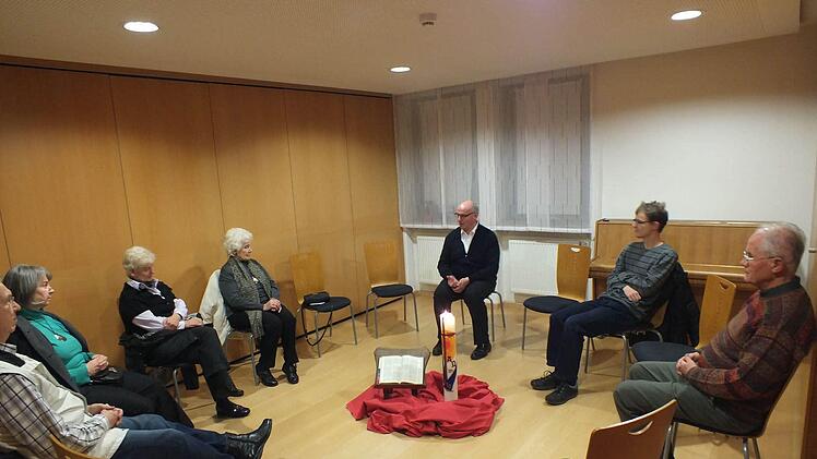 Stadtpfarrer Helmut Hetzel beim Bibelteilen