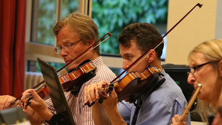 Intensiv bereitet sich das Orchester der "Musikfreunde Neustadt" auf sein Open-Air-Konzert am Sonntag (3. Juli) im Freibad vor.Foto: Jochen Berger