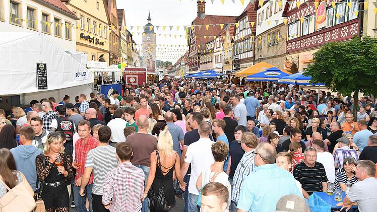 Proppenvoll war Eberns Altstadt wieder einmal.Foto: Ronald Rinklef