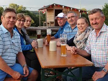 Gemütlich zusammensitzen, ein Bierchen trinken und sich unterhalten - so feiern die Gäste am liebsten das Flößerfest in Limbach.  Foto: Lisa Kieslinger