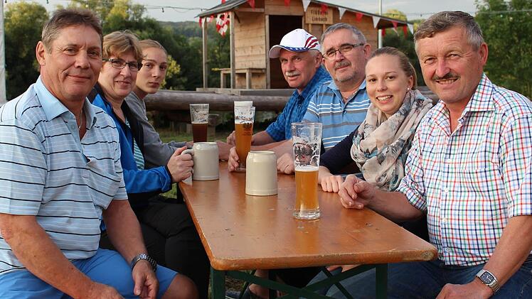 Gemütlich zusammensitzen, ein Bierchen trinken und sich unterhalten - so feiern die Gäste am liebsten das Flößerfest in Limbach.  Foto: Lisa Kieslinger