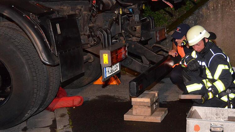 Unter realistischen Bedingungen übten die Feuerwehren aus Bad Kissingen, sowie Aschach und Oberthulba den Ernstfall.  Foto: Peter Rauch