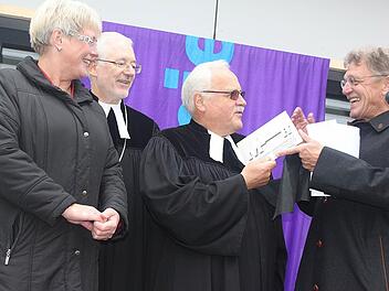 Architekt Herbert Müller (rechts) bei der symbolischen Schlüsselübergabe an Pfarrer Albrecht Bischof. Mit im Bild (von links) die Leiterin der Diakoniestation, Bernhilde Treuner, und Diakoniepräsident Michael Bammessel Foto: Veronika Schadeck