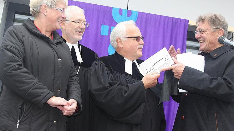 Architekt Herbert Müller (rechts) bei der symbolischen Schlüsselübergabe an Pfarrer Albrecht Bischof. Mit im Bild (von links) die Leiterin der Diakoniestation, Bernhilde Treuner, und Diakoniepräsident Michael Bammessel Foto: Veronika Schadeck