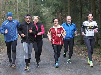 Die Gruppe, die immer freitags zum Training für den großen Sponsoren- und Sternlauf kommt, ist derzeit noch übersichtlich, doch bei jedem Training kann Jutta Kratzel von der SGB Stadtsteinach mehr Menschen locken.  Fotos: Sonny Adam