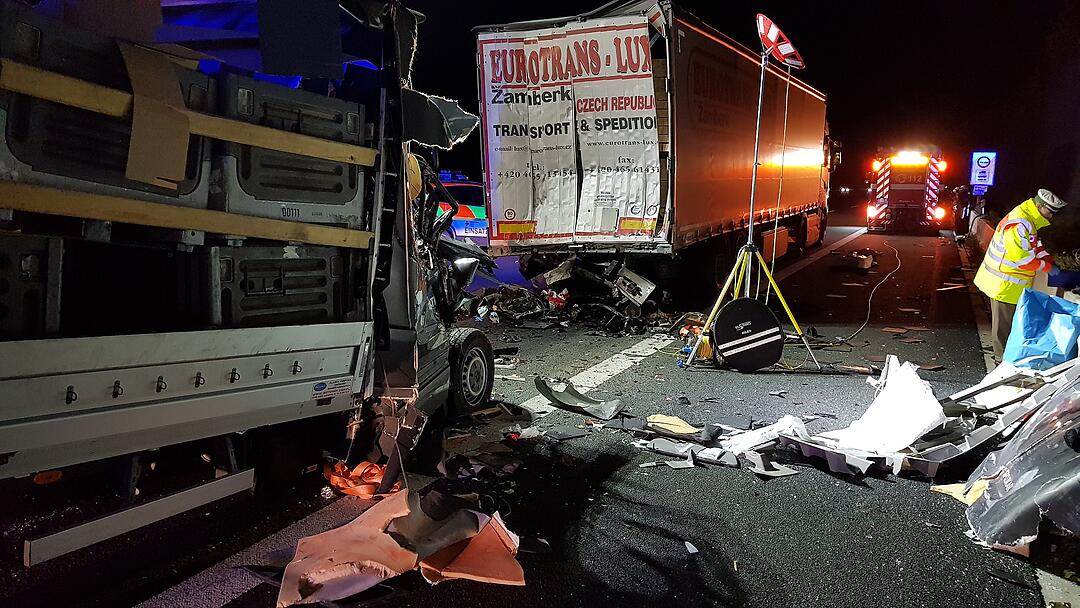 Kleintransporter rast in Lkw: Fahrer tödlich verletzt