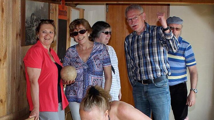 Keglerinnen versuchten auf der historischen Kegelbahn ihr Glück.