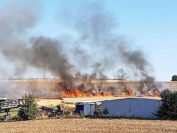 Das Feuer hat sich bei Erlau schnell durch die trockenen Stoppeln auf dem Feld gefressen.  Foto: Richard Reiser