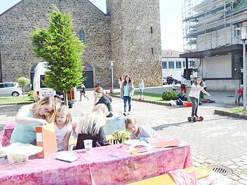 Der Kirchvorplatz wird zur Kirchweih zum Rummel- und Spielplatz. Unterhaltung und Spaß sind für Groß und Klein, Alt und Jung angesagt. Foto: K.- H. Hofmann