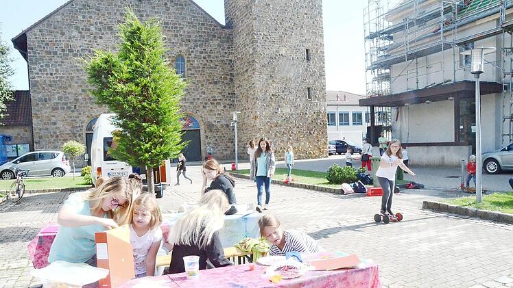 Der Kirchvorplatz wird zur Kirchweih zum Rummel- und Spielplatz. Unterhaltung und Spaß sind für Groß und Klein, Alt und Jung angesagt. Foto: K.- H. Hofmann