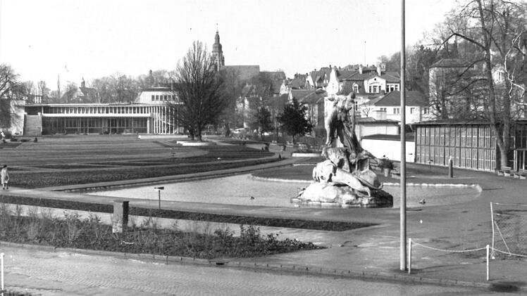 In den 60er Jahren wurde der Sintflutbrunnen von der Mitte des Parks ans Südende versetzt; damals wurde der Rosengarten umgestaltet. Foto: CT-Archiv