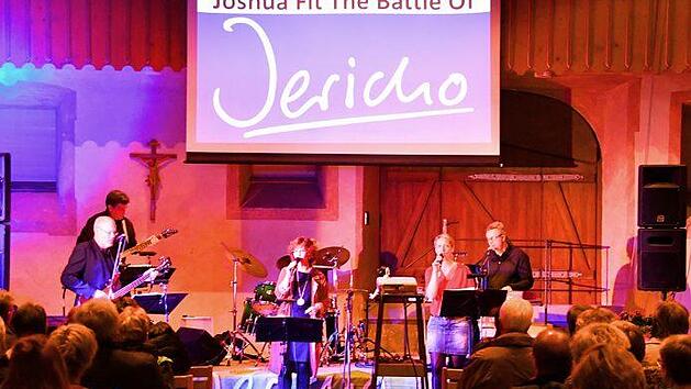 Im Abteigebäude in Maria Bildhausen war am Samstagabend die Kirchenband "Jericho" bei einem Benefizkonzert zu Gast. Sie begeisterte durch die Bandbreite ihrer Lieder, aber auch die damit verbundenen Gedanken. Foto: Hanns Friedrich