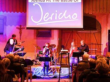 Im Abteigebäude in Maria Bildhausen war am Samstagabend die Kirchenband "Jericho" bei einem Benefizkonzert zu Gast. Sie begeisterte durch die Bandbreite ihrer Lieder, aber auch die damit verbundenen Gedanken. Foto: Hanns Friedrich