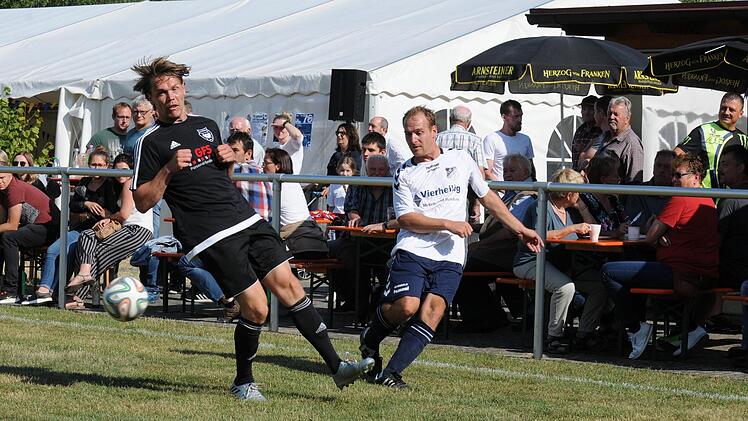 Simon Wei&szlig;enberger (links) von der SG Altbessingen/Gauaschach schaut dem von Westheims Maximilian Schaub gespielten Ball hinterher. Der Gastgeber gewann das Finale gegen den Neu-Bezirksligisten. Foto: ssp