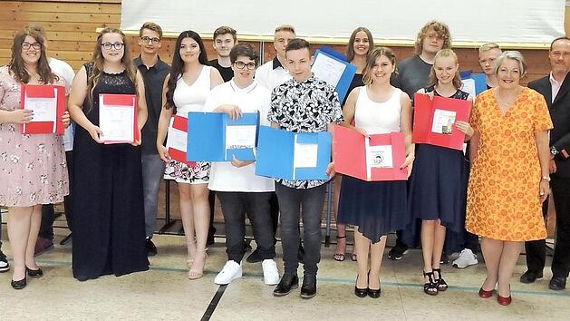 Strahlende Gesichter gab es bei den Absolventen der Mittelschule M&uuml;hlhausen. Foto: Dieter Gropp