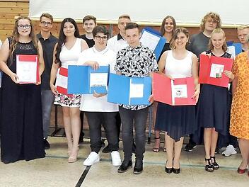 Strahlende Gesichter gab es bei den Absolventen der Mittelschule Mühlhausen. Foto: Dieter Gropp