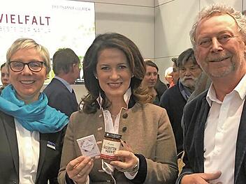 Die Staatsministerin Michaela Kaniber (Mitte) besuchte die Firma "Maintal-Konfitüren" auf der "Biofach"-Messe. Anne Feulner und Klaus Hammelbacher, die beiden Geschäftsführer, präsentierten der Ministerin die Neuheiten aus Haßfurt. Foto: Heike Mühlfelder-Streit/Maintal Konfitüren GmbH