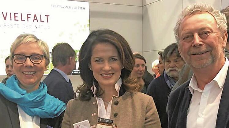 Die Staatsministerin Michaela Kaniber (Mitte) besuchte die Firma "Maintal-Konfitüren" auf der "Biofach"-Messe. Anne Feulner und Klaus Hammelbacher, die beiden Geschäftsführer, präsentierten der Ministerin die Neuheiten aus Haßfurt. Foto: Heike Mühlfelder-Streit/Maintal Konfitüren GmbH