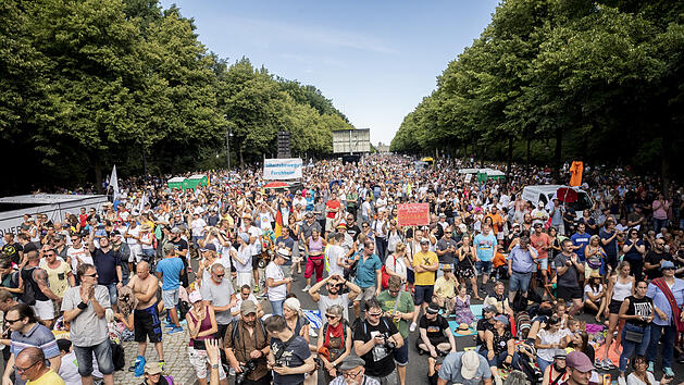 01.08.2020, Berlin: Dicht gedr&auml;ngt und ohne die Abstandsregeln zu beachten stehen Tausende bei einer Kundgebung gegen die Corona-Beschr&auml;nkungen auf der Stra&szlig;e des 17. Juni. Zu der Demonstration gegen Corona-Ma&szlig;nahmen hat die Initiative &laquo;Querdenken 711&raquo; aufgerufen. Das Motto der Demonstration lautet &laquo;Das Ende der Pandemie - Tag der Freiheit&raquo;. Foto: Christoph Soeder/dpa