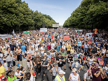 01.08.2020, Berlin: Dicht gedrängt und ohne die Abstandsregeln zu beachten stehen Tausende bei einer Kundgebung gegen die Corona-Beschränkungen auf der Straße des 17. Juni. Zu der Demonstration gegen Corona-Maßnahmen hat die Initiative «Querdenken 711» aufgerufen. Das Motto der Demonstration lautet «Das Ende der Pandemie - Tag der Freiheit». Foto: Christoph Soeder/dpa