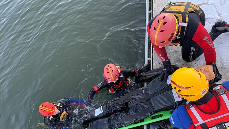 Kitzingen: Wasserwacht f&uuml;hrt Ausbildung im eiskalten Main durch - Rettung zwischen Eisschollen