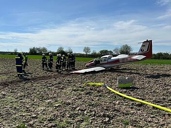 Herzogenaurach: Kleinflugzeug stürzt auf Acker - Piloten bemerkten plötzlichen Leistungsverlust