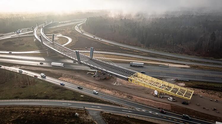 A6 und A9: Brücke am Autobahnkreuz Nürnberg-Ost um 64 Meter verschoben