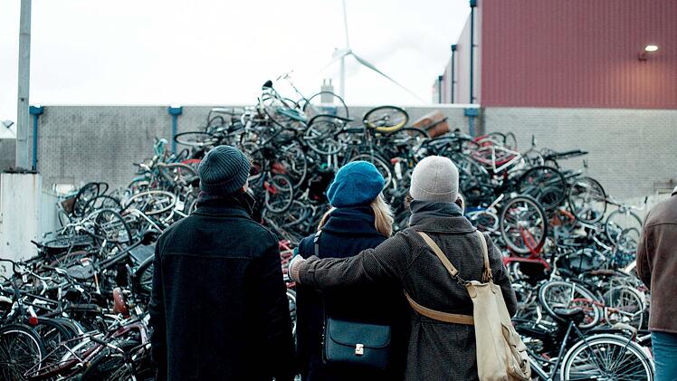 Als &ouml;ffentliches Zeichen ihrer Unterdr&uuml;ckung m&uuml;ssen Juden in Amsterdam ihre geliebten Fahrr&auml;der abgeben.