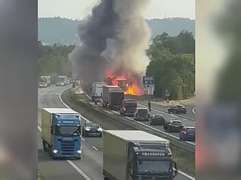 Sattelzug brennt auf der A6