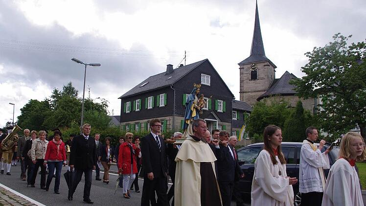 Viele Gläubige nahmen an der  Marienprozession durch Lahm teil.