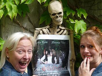 Zwei Profis in Sachen Erzählkultur bringen  dem Bamberger Publikum Grimms schaurige Geschichten nahe: Marianne Vier und Alexandra Eyrich.