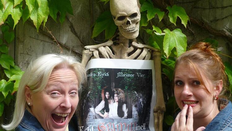 Zwei Profis in Sachen Erzählkultur bringen  dem Bamberger Publikum Grimms schaurige Geschichten nahe: Marianne Vier und Alexandra Eyrich.