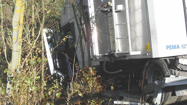 Der Fahrer des Sattelzuges, der rechts in die Böschung fuhr, konnte offenbar nur noch tot geborgen werden.