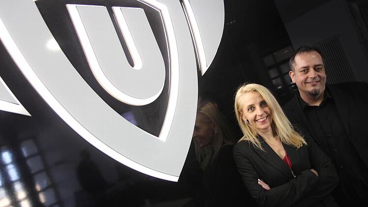 Marika und Klaus Schmitt im Eingangsbereich von Upjers