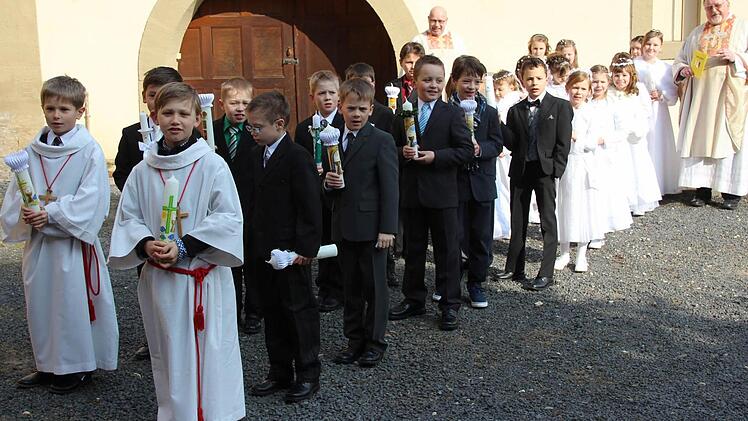 Ebern — Pfarrer Pater Rudolf Theiler (rechts) und Diakon Sven Steffan (hinten links) begleiteten am Weißen Sonntag in Ebern 25 Kinder zur Erstkommunion. Dies waren Philipp Genslein, Hannah Göller, Lukas Hälterlein, Laurenz Hanus, Tevin Hofmann, Carolin Jakob, Fabian Koch, Laura Kuhn, Laura Landvogt,Lilit Pascher, Jonas Matern, Selina Sperber, Hannah Stahl , Simon Trinkerl, Anette Walinger, Jonas Werner, Sophia Zapf und Nele Ziegler (alle aus Ebern), Lukas Kurz (Eyrichshof) Jonathan Berwind (H...