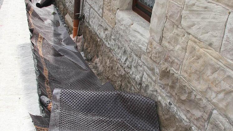 Die Noppenmatten im Untergrund schützen Gebäude vor Staunässe und dichten diese sicher ab.