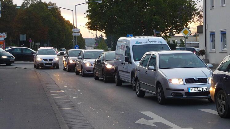 Zu den Stoßzeiten früh, mittags und abends staut sich der Verkehr Richtung Melkendorf. Foto: Rainer Ludwig