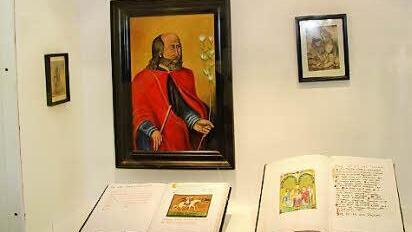 Christliche Motive spielen bei Manfred Stopfer eine wichtige Rolle. Er hat mehr als 600 Bücher per Hand gestaltet. Foto: Sonja Adam