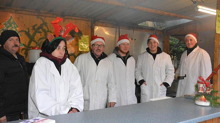 Der Weihnachtsmarkt in Burgpreppach bietet immer wieder eine reiche Auswahl an den Ständen.