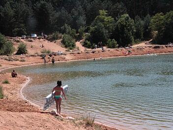 Auch am Montag nach dem Unglück genießen einige Badegäste die heißen Temperaturen am Kleinsendelbacher See.  Fotos: Lena Alt