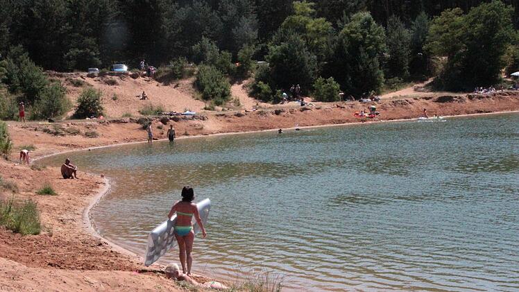 Auch am Montag nach dem Unglück genießen einige Badegäste die heißen Temperaturen am Kleinsendelbacher See.  Fotos: Lena Alt