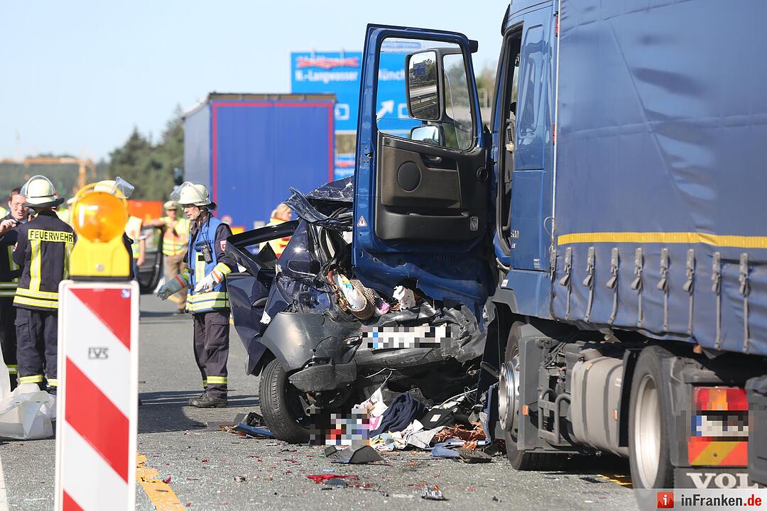 Lkw rast in Stauende - Eine Tote, sieben Verletzte