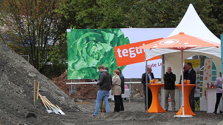 Sektempfang auf der Baustelle: Der Tegut-Markt am Gänsrain in Bad Brückenau plant eine Erweiterung. Foto: Ulrike Müller