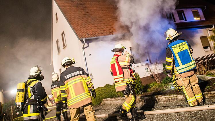 Mit vereinten Kräften gelang es den Feuerwehren Lanzendorf, Himmelkron und Gefrees das Haus in der Lindenstraße zu retten.  Foto: Alexander Muck