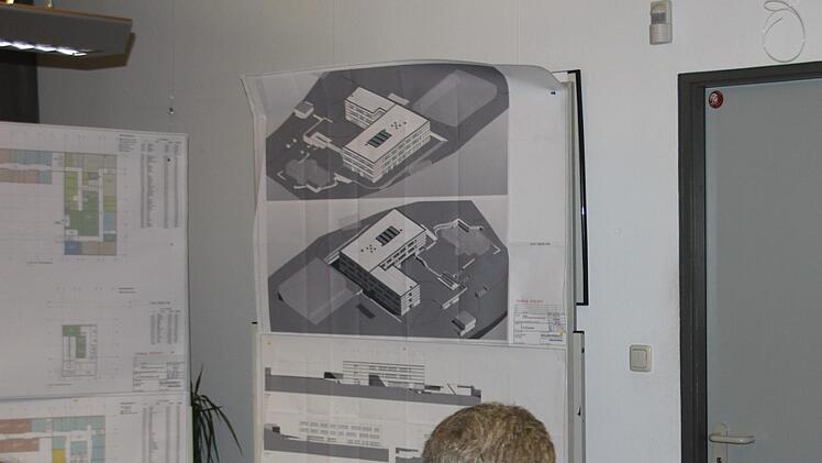 Die Entwürfe für den Neubau des Gymnasiums schaute sich Staatssekretär Sibler auch an und ermunterte zur zügigen Umsetzung.
