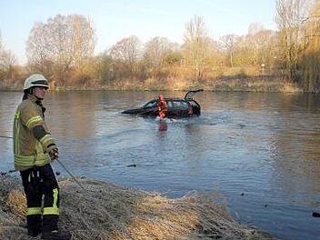 Wie das Auto in die Isar kam, ist noch v&ouml;llig unklar. Foto: Feuerwehr Freising